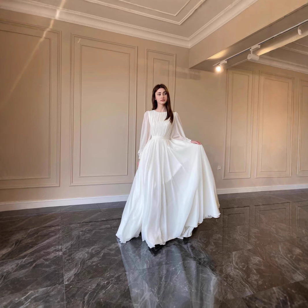 Dame brudekjole med elegante flæsedetaljer og flydende snit Stilla