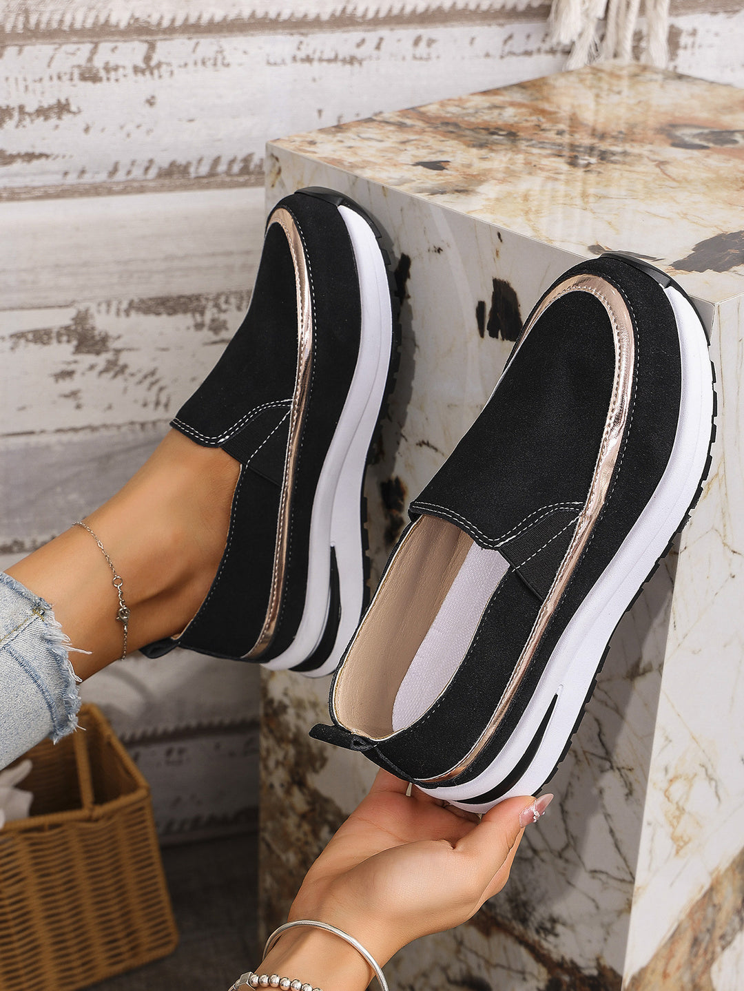 Dame Slip-On Sneakers med højeffektivt dæmpning og elegant metalapplikation Stilla