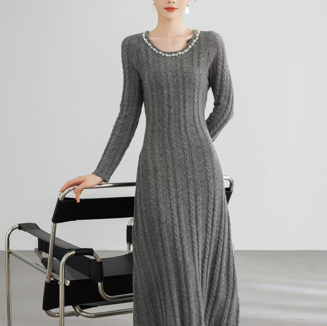 Dame Elegant Strikkjole med Kabelmønster og Dekorative Detaljer Stilla
