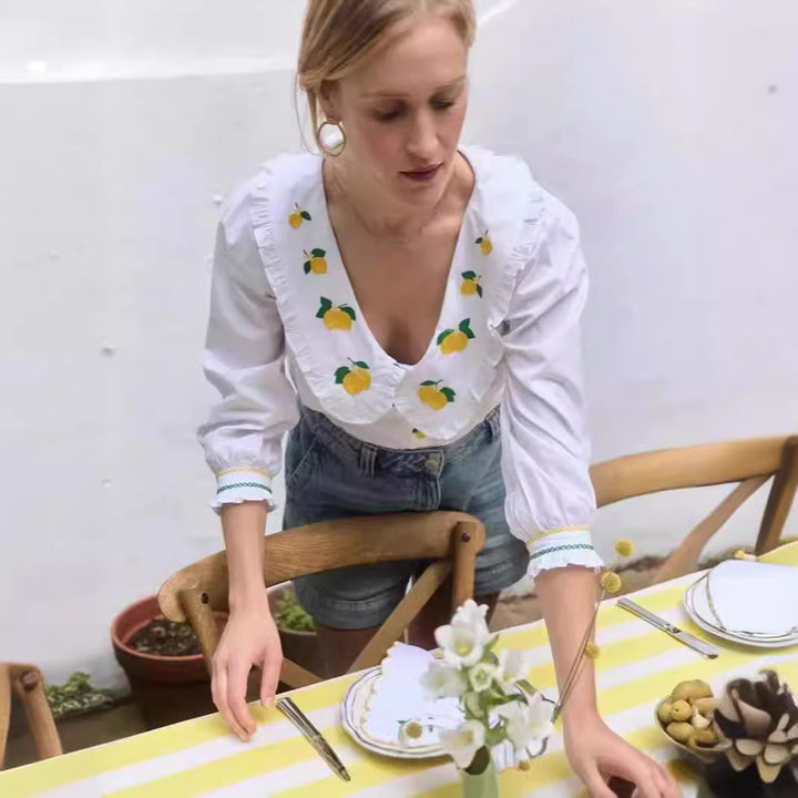 Damebluse med unikt citrondesign og romantisk rynket kant Stilla