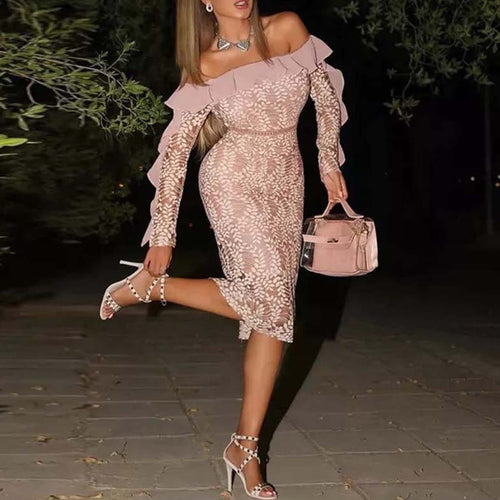 Kvinders figur-omfavnende blondekjole med off-shoulder design og flæsedetaljer Skovae