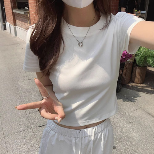 Dame cropped t-shirt i et moderne snit med rund hals og figursyet design