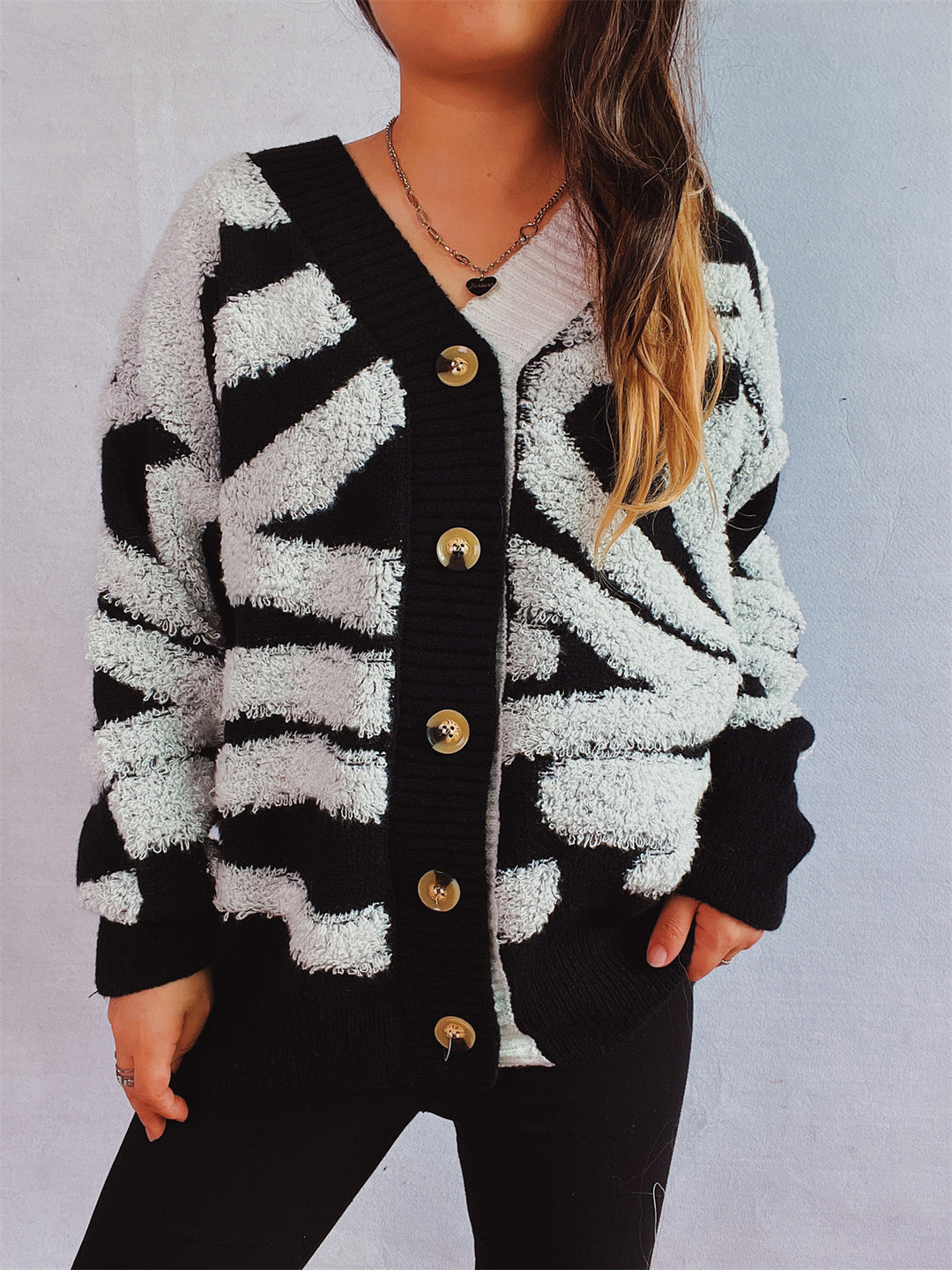 Kvinders fashionable cardigan med grafisk mønster og luksuriøse knapper Stilla