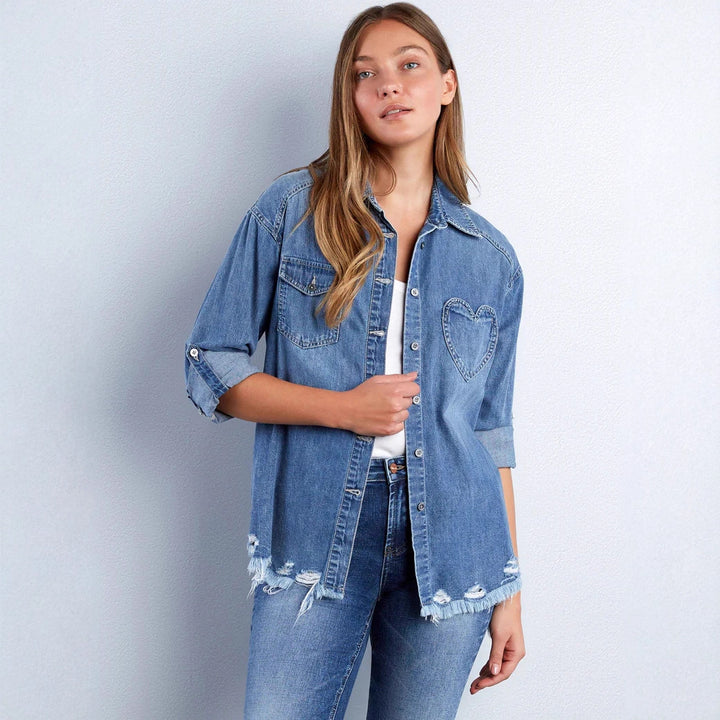 Dame denim-bluse med hjerte-applikation og frynset kant Skovae