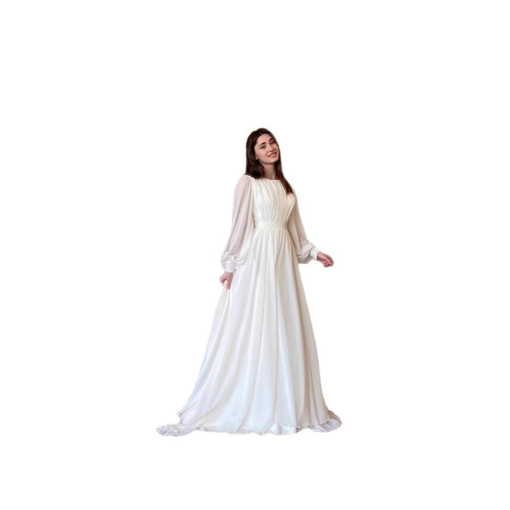 Dame brudekjole med elegante flæsedetaljer og flydende snit Stilla