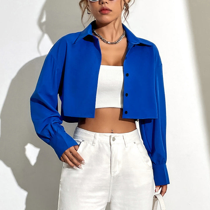 Kvindernes cropped skjortejakke med moderne knapdetaljer og elegante pufærmer Stilla