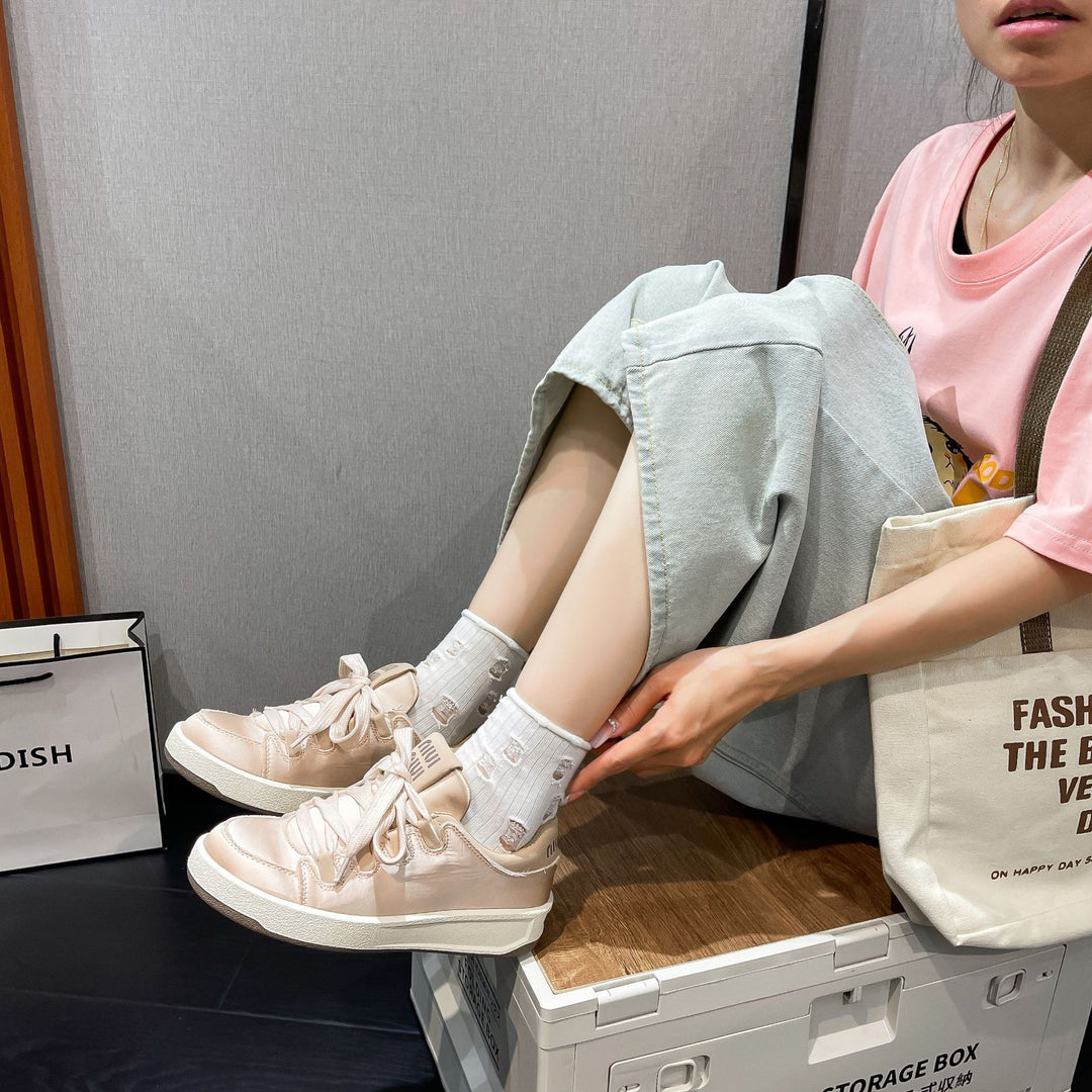 Dame Sneakers med skinnende satin-overdel og innovativt snøresystem Stilla