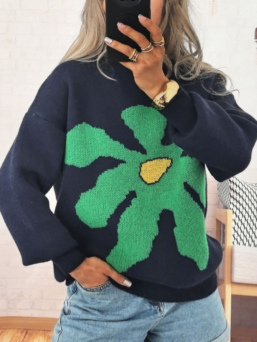 Kvinders afslappede strikket sweater med farverigt blomster mønster og sænkede skuldre Stilla