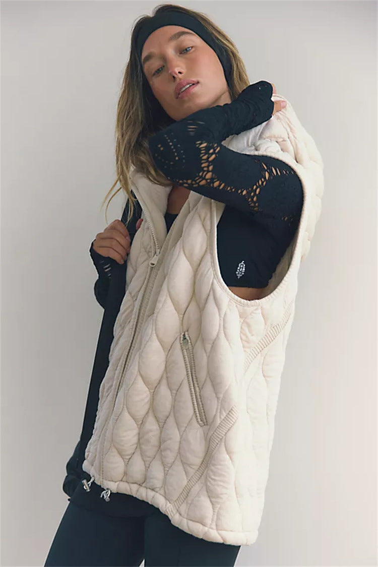 Kvinders vest med hætte og let polstret design Skovae