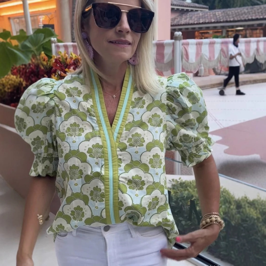 Damebluse med rynkedetaljer og blomstret print Stilla