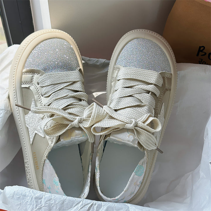 Dame sneakers i elegant design med glitrende overflademateriale og robust såleprofil Stilla