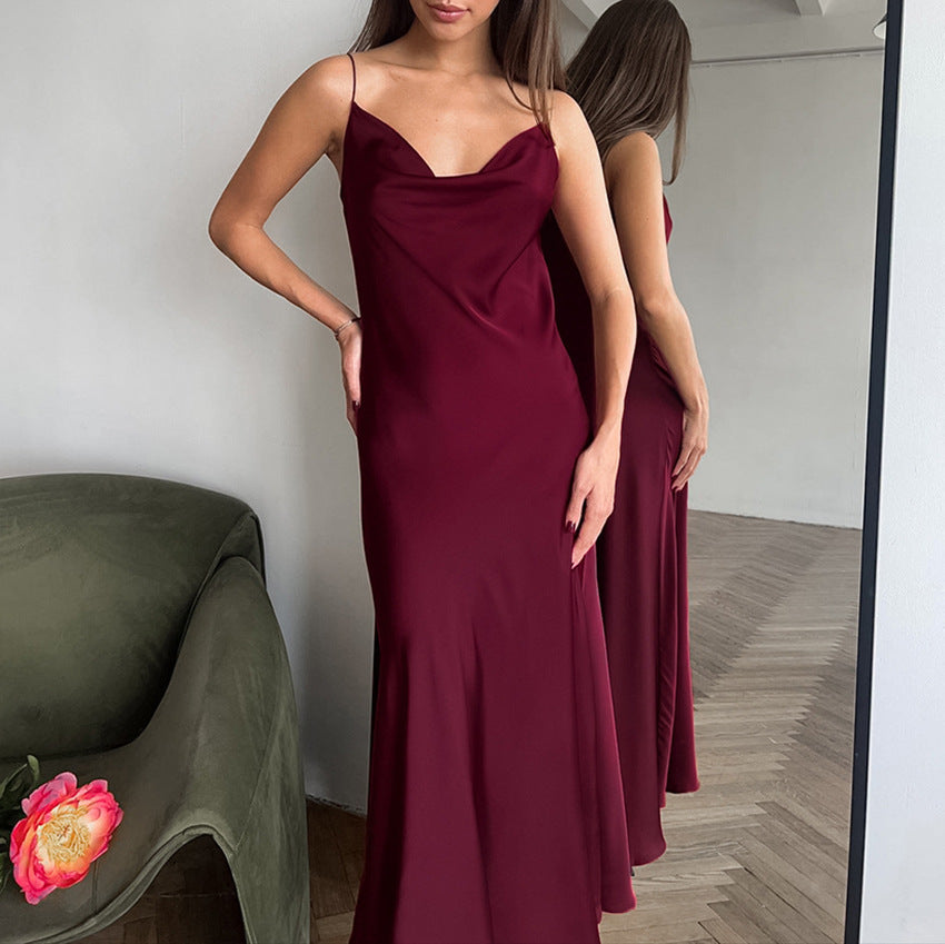 Dame Maxi-Kjole med elegant satin-finish og forførende v-hals Stilla