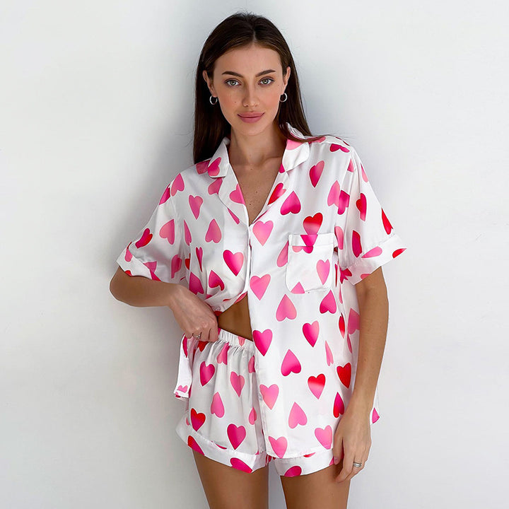 Dame pyjamasæt med hjerteformet motiv og elegant satinfølelse Stilla