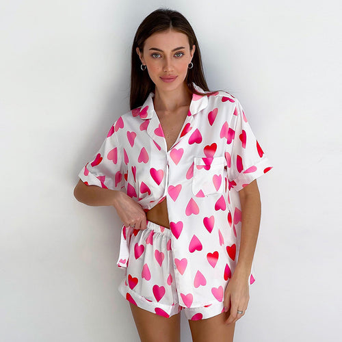 Dame pyjamasæt med hjerteformet motiv og elegant satinfølelse Stilla
