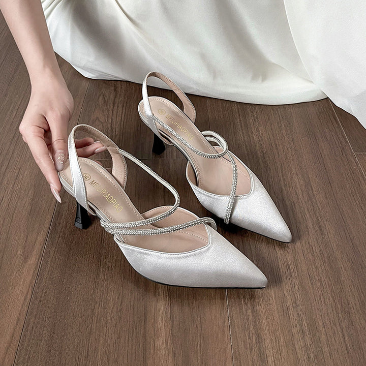 Dame Sling-Pumps med glitrende dekor og elegant V-cut Stilla