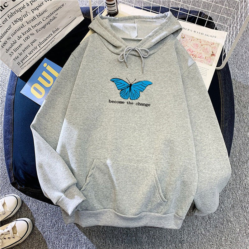 Kvinders hoodie med kort skæring og unikt sommerfugl motiv Skovae