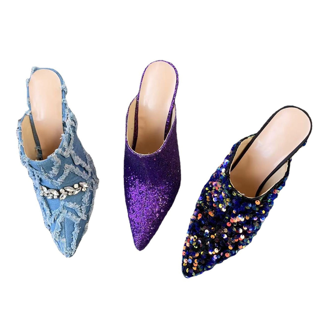 Femme High Heeled Denim Mules med frynset kanter og dekorativ smykkedetalje Stilla