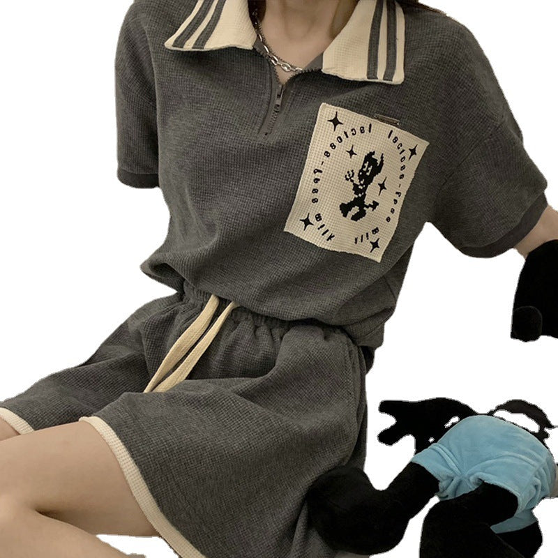 Kvindernes kortærmede polo t-shirt med moderne krave og stilfuldt grafikdetalje Skovae