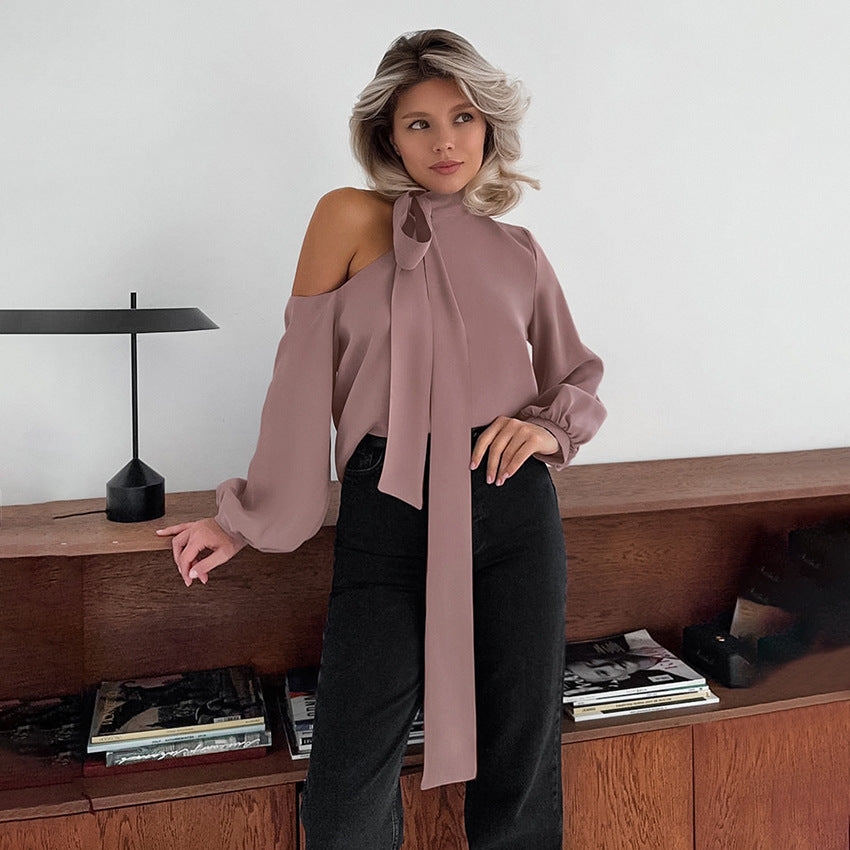 Damebluse med asymmetrisk udskæring og elegant sløjfeudsmykning Stilla