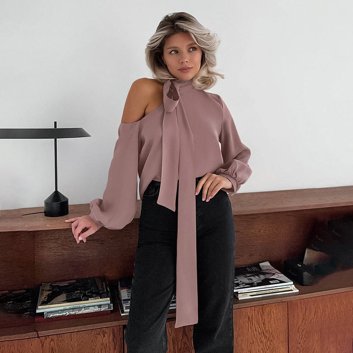 Damebluse med asymmetrisk udskæring og elegant sløjfeudsmykning Stilla