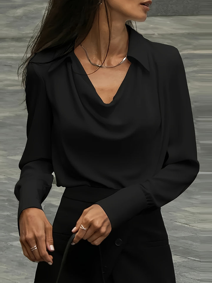 Dame elegant bluse med flydende V-udskæring og klassiske detaljer Stilla