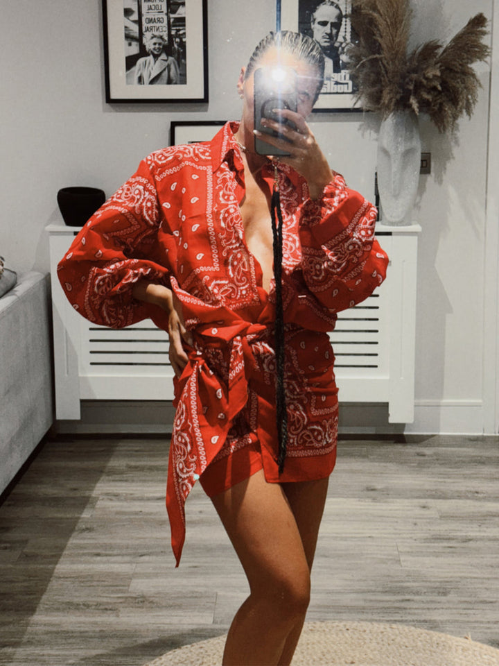 Kvindernes kimonojakke med elegant bandana-look og justerbart design