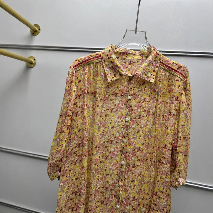 Damebluse med blomsterprint i heltryk og fashionable puffærmer Stilla