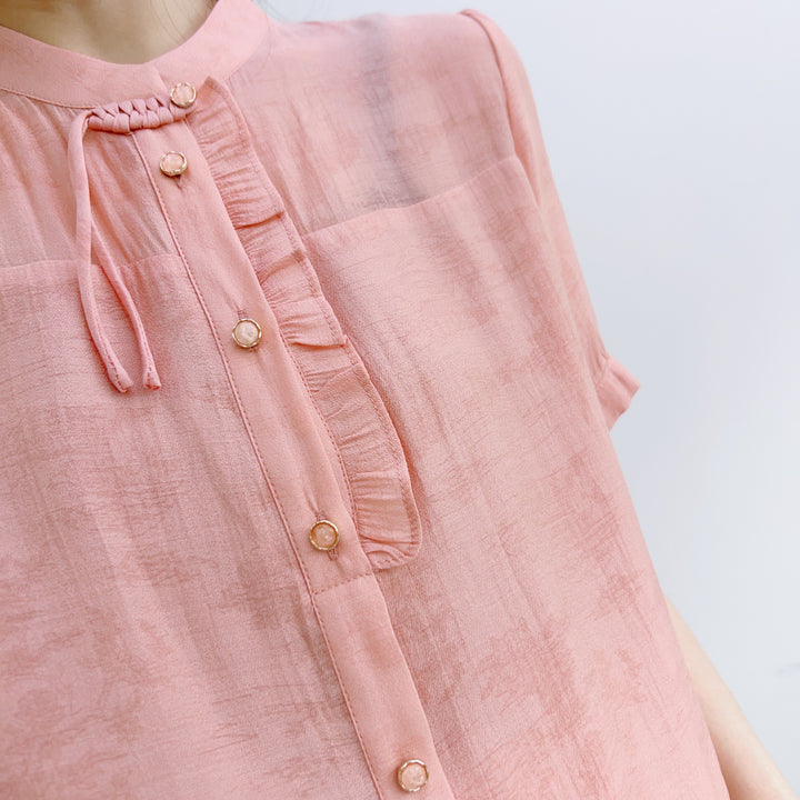Dame chiffonbluse med elegant høj krave og fine ruffle detaljer Stilla