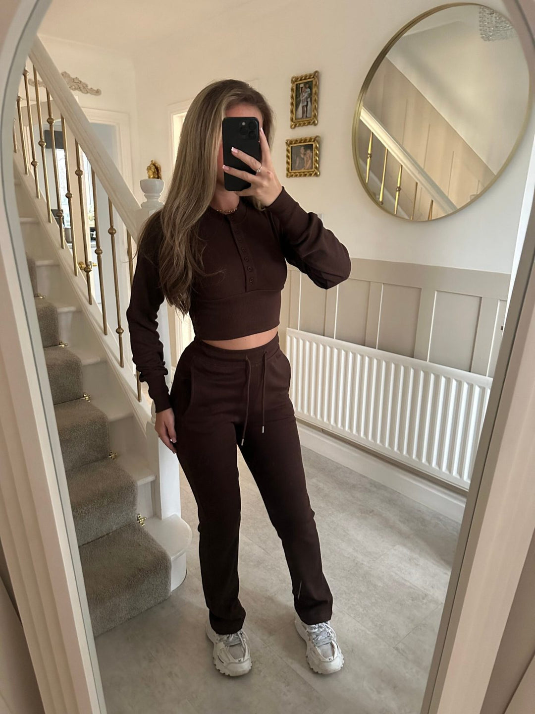 Kvinders afslappede fritidssæt med cropped sweatshirt og komfortable joggers
