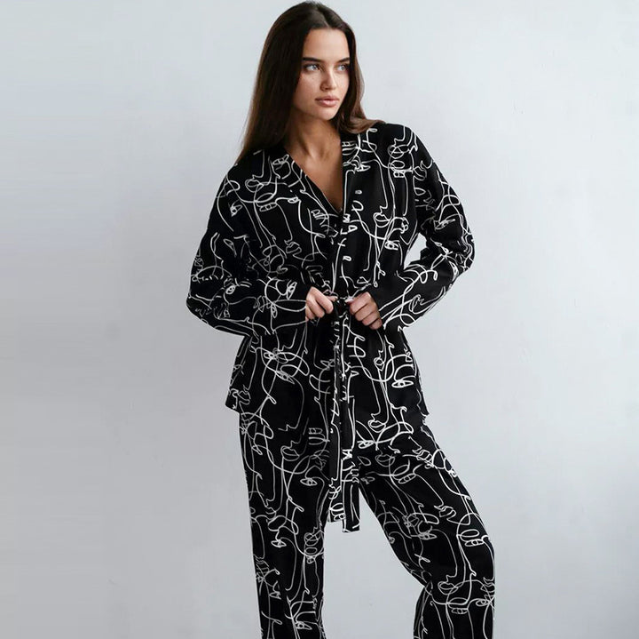 Dame luksuriøs satin pyjamas med elegante linjemønstre Stilla