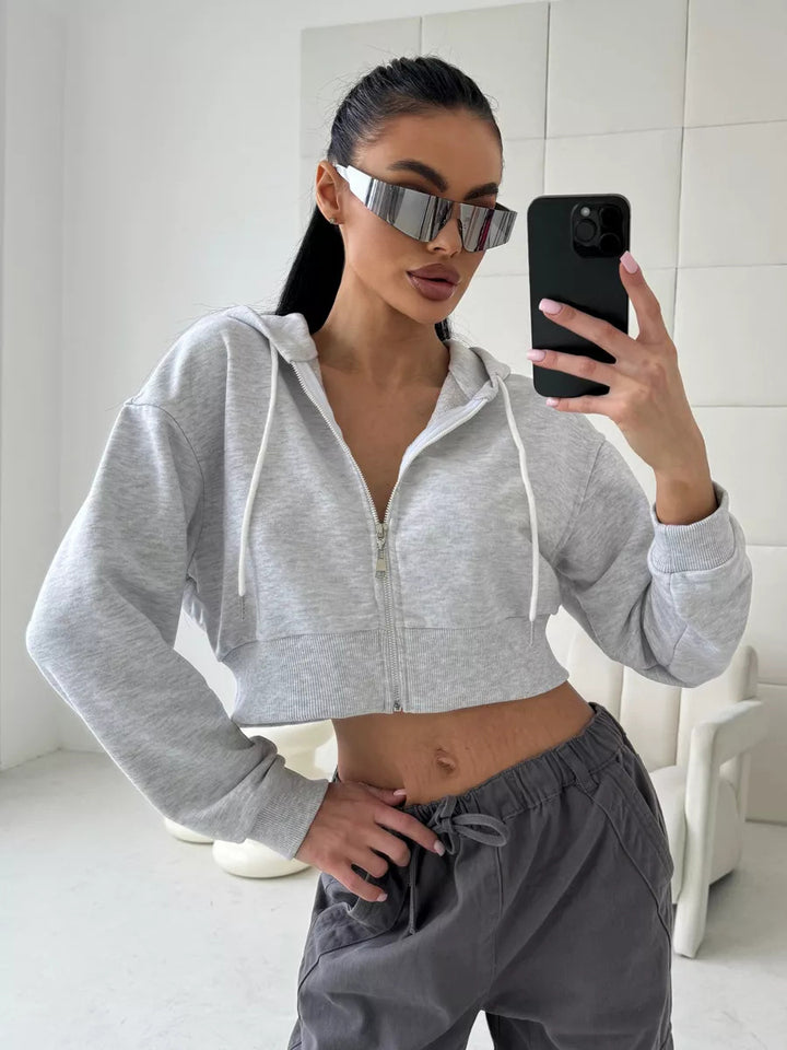Kvinders cropped hoodie med moderne lynlås og afslappet snit Skovae