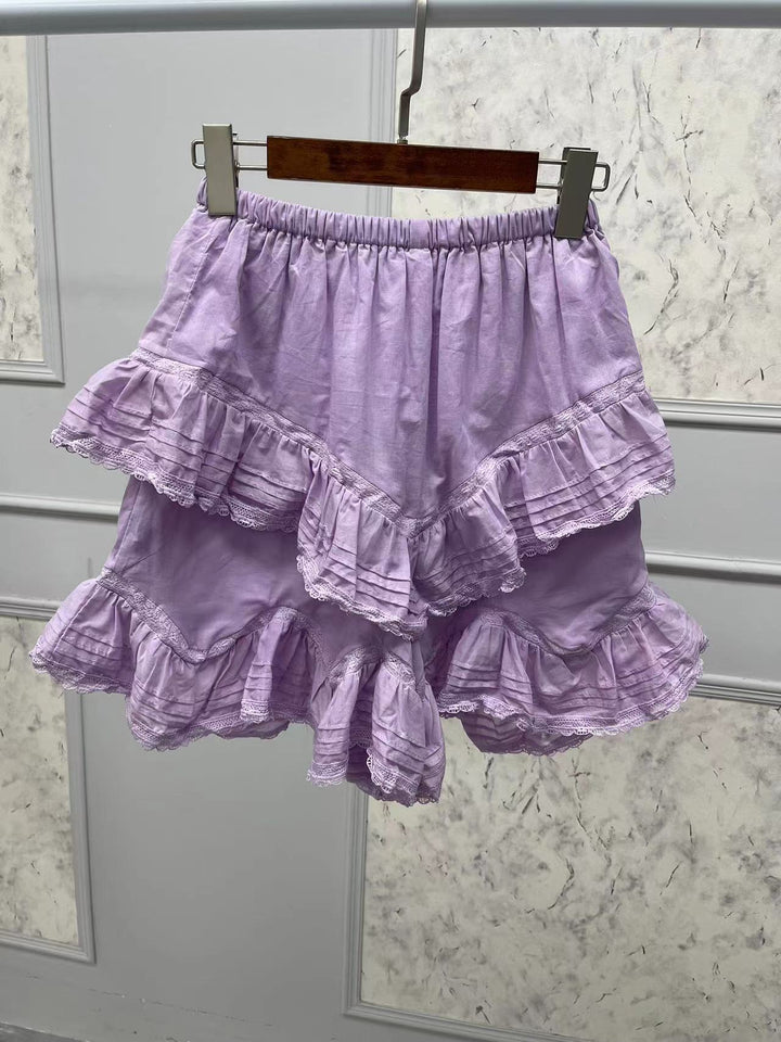 Damebluse med flæsedetaljer og modematerialer Stilla