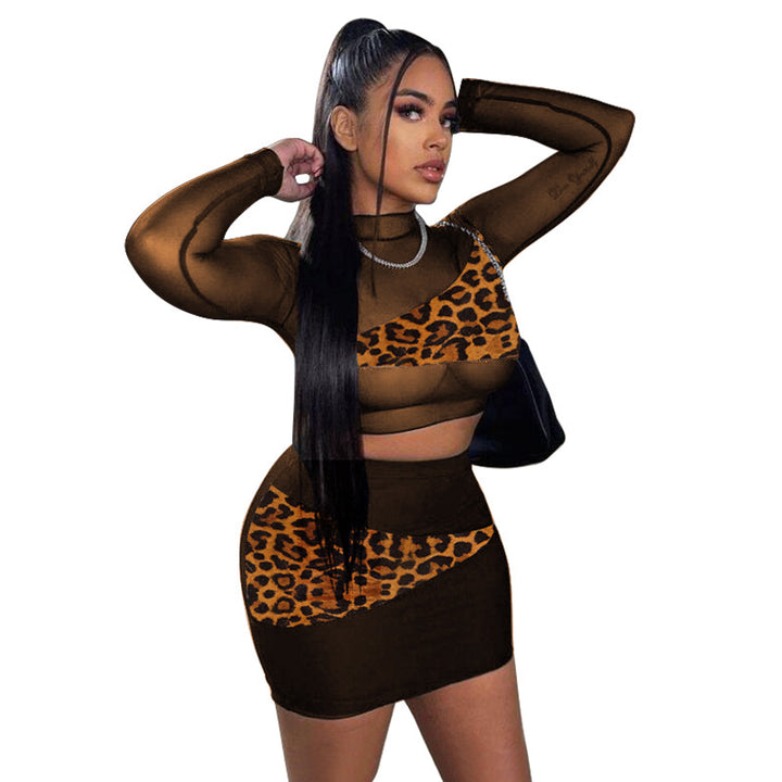 Dame sæt bestående af transparent bluse og figursmigrende mini nederdel med leopardmønster Stilla