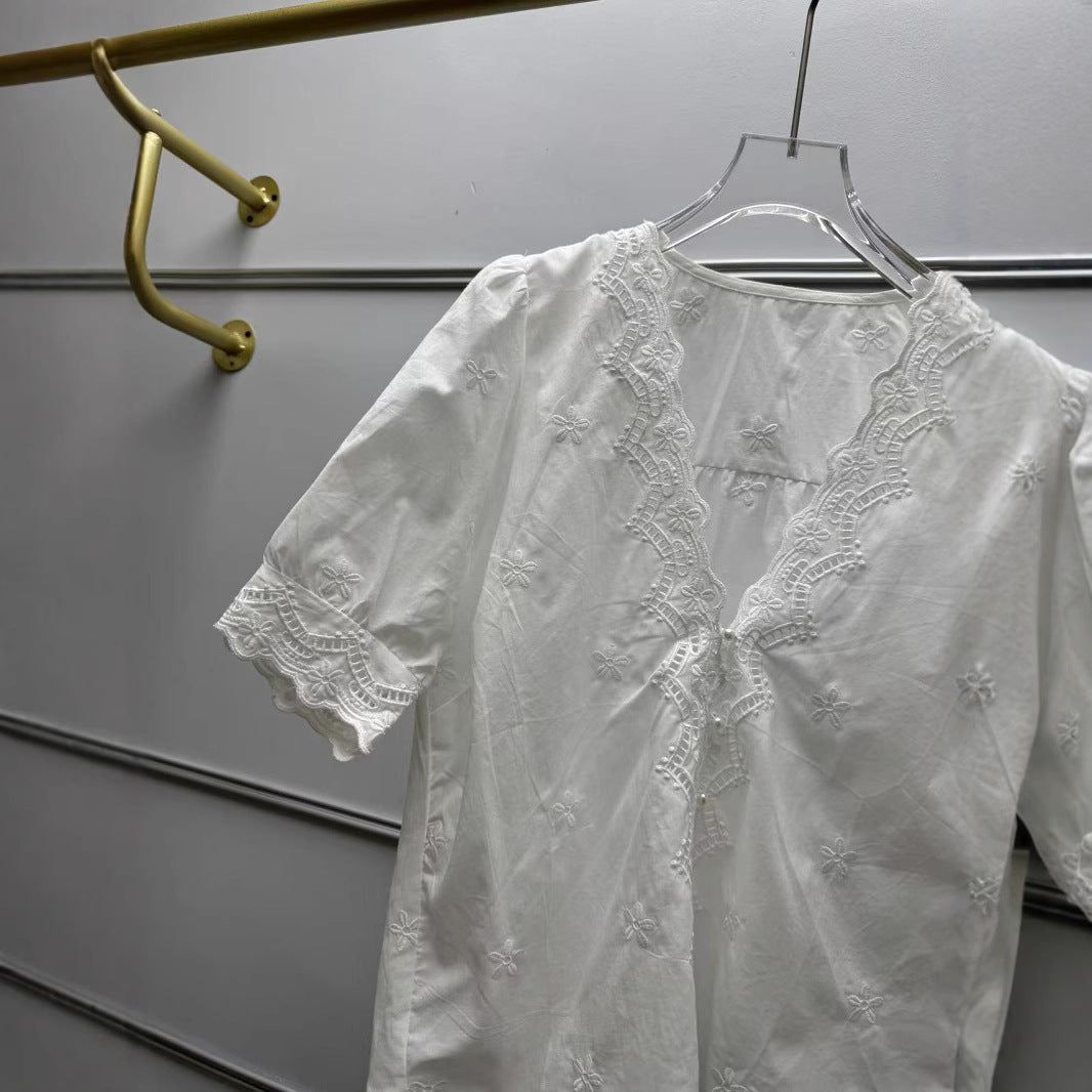 Dame broderetbluse med dekorativ V-udskæring og fine detaljer Stilla