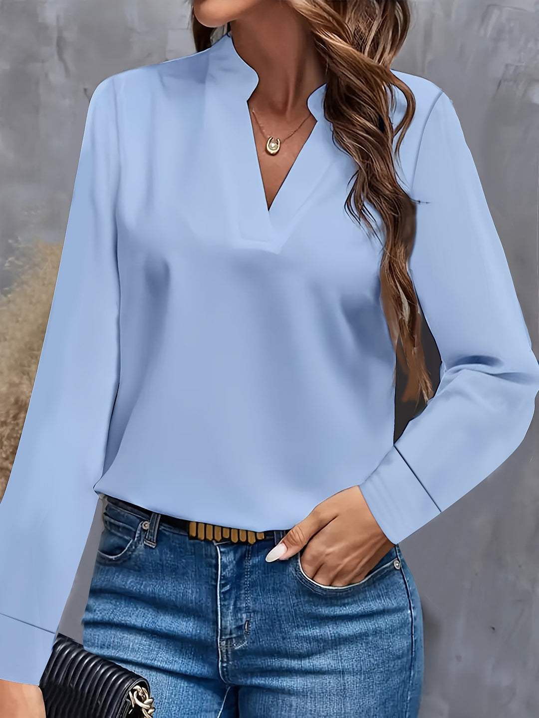 Dame elegant bluse i minimalistisk design med dekorativ V-udskæring og lange ærmer Stilla