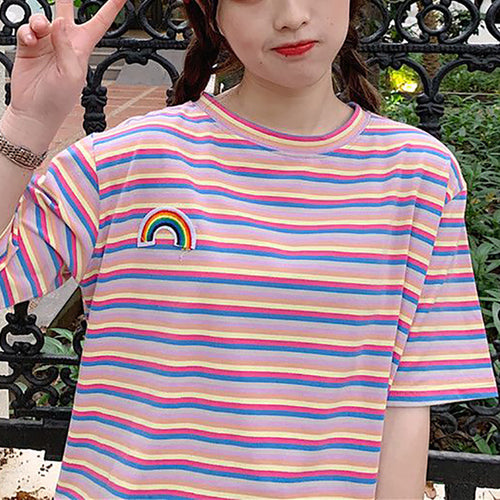 Kvinders stribede T-shirt med farverig regnbue-patch Skovae