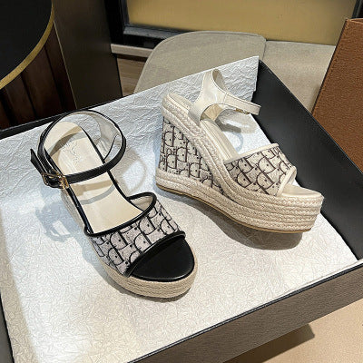 Dame platform-sandaler med elegant remdesign og smagfuld mønstring Stilla