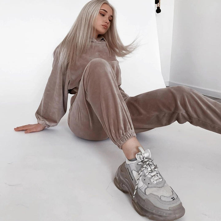 Kvinders loungewear sæt lavet af blød velour med cropped hoodie og elastiske bukser Skovae