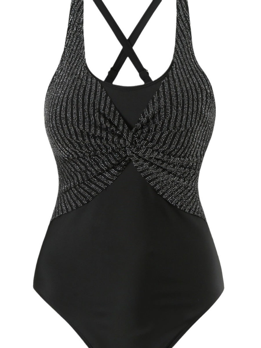 Dame moderigtig heldragt badedragt med raffineret twist-design og sporty stropper Stilla