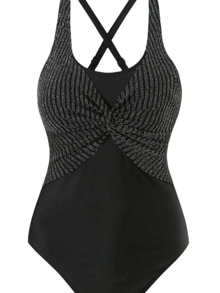 Dame moderigtig heldragt badedragt med raffineret twist-design og sporty stropper Stilla