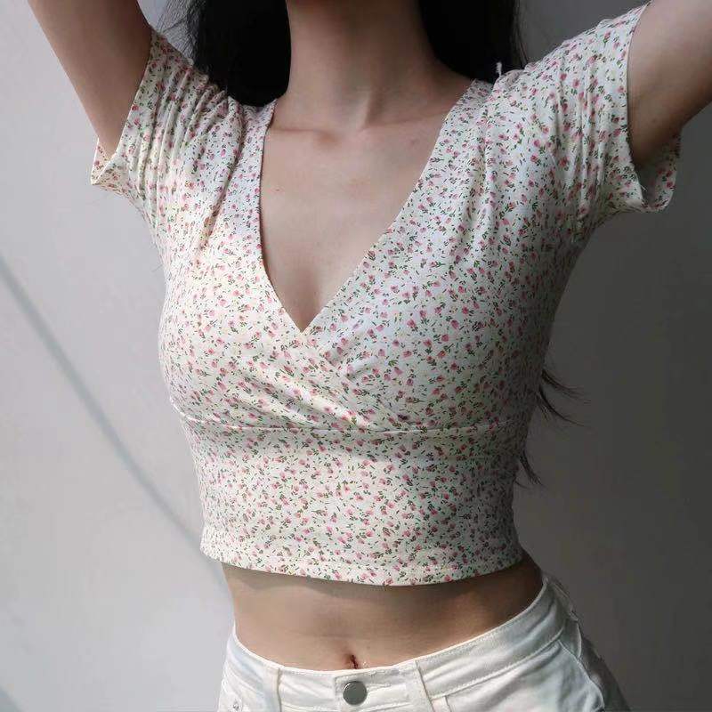Dame crop top med blomsterprint og elegant V-hals