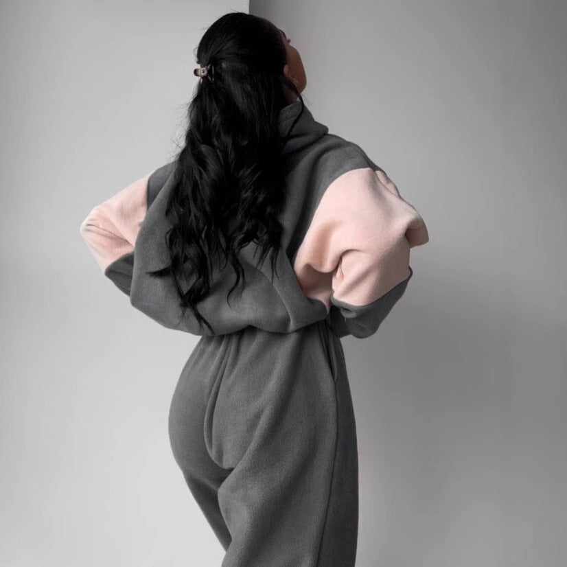 Kvindernes komfortable fleece træningsdragt med elegant skrift Skovae
