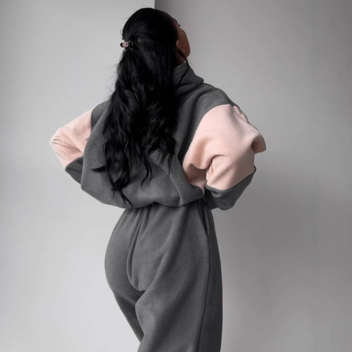 Kvindernes komfortable fleece træningsdragt med elegant skrift Skovae