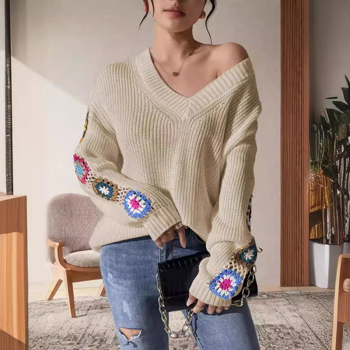 Dame mode strikket sweater med unik skæring og kreative hæklede motiver Stilla