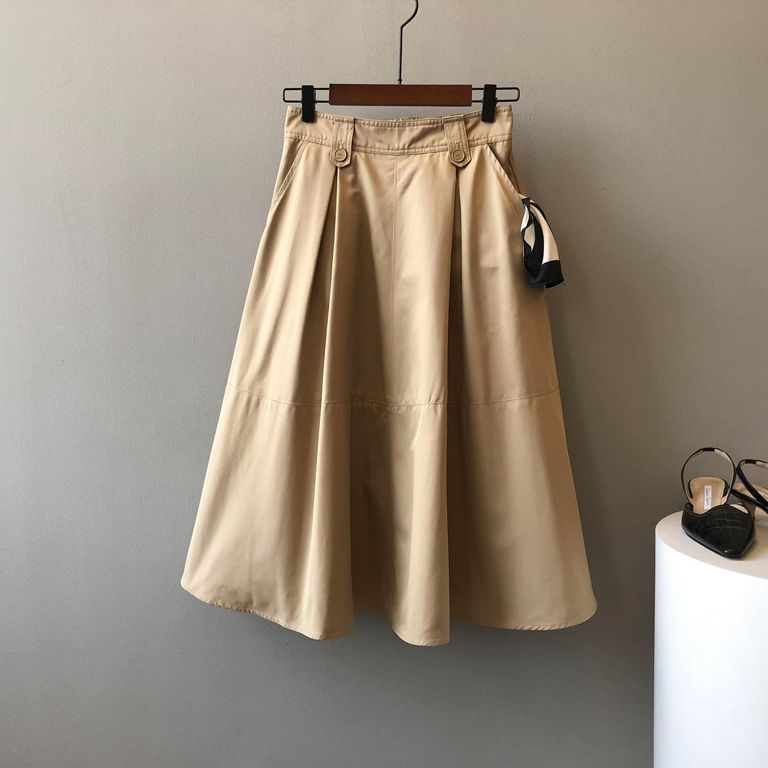 Dame midikjole med elegante folddetaljer og sidelommer Stilla