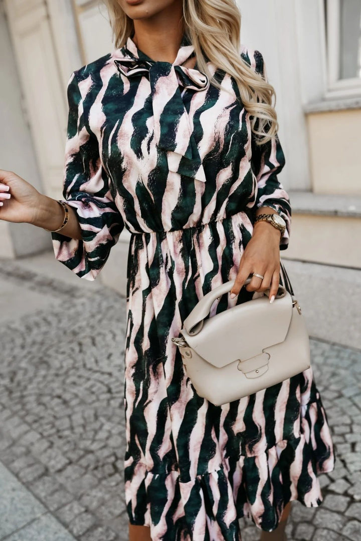 Dame Maxim-kjole med raffineret omslagsdesign og fashionable accenter Stilla
