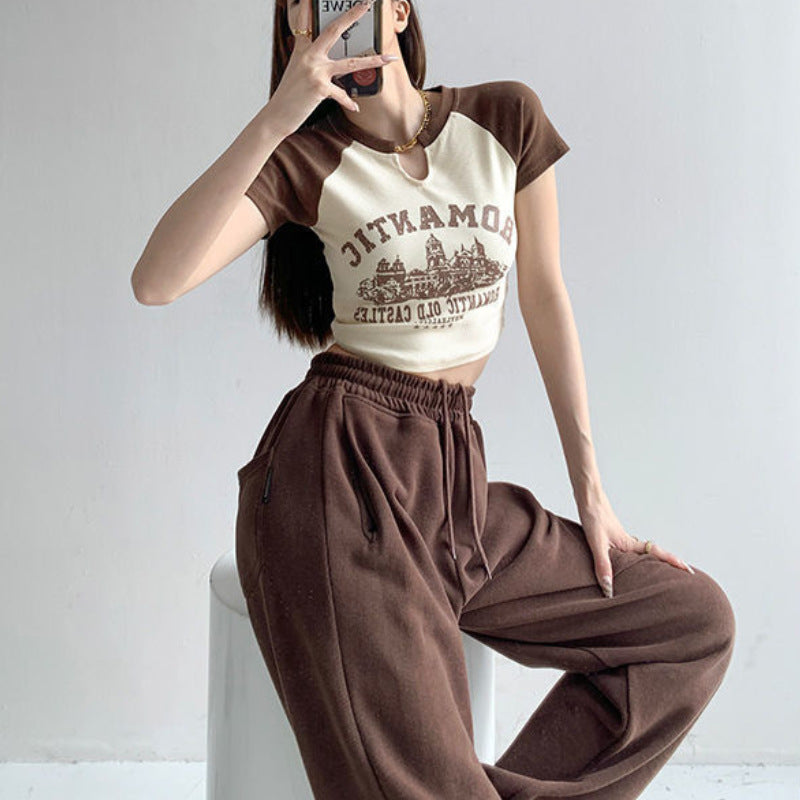 Dame cropped T-shirt med unik udskæring og festligt grafisk design Skovae