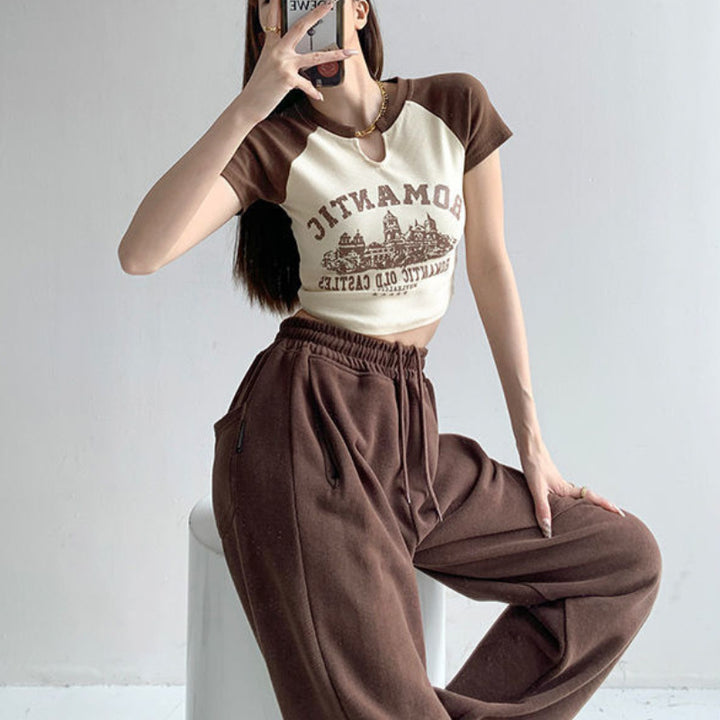 Dame cropped T-shirt med unik udskæring og festligt grafisk design Skovae