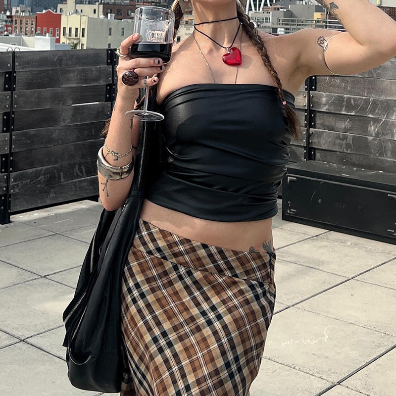Dame off-shoulder top i glat kunstlæder med ruffle-detaljer Stilla