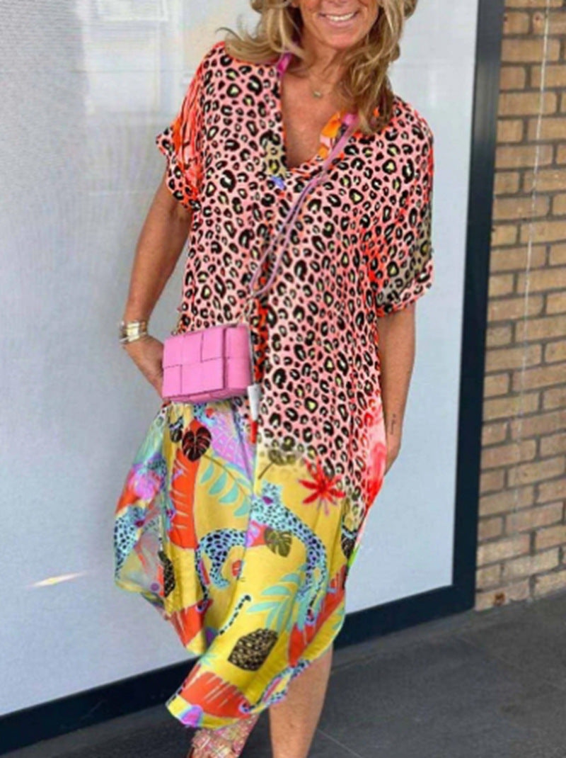 Dame med vid beskåret V-hals Midikjole med leopard- og tropemønster Skovae